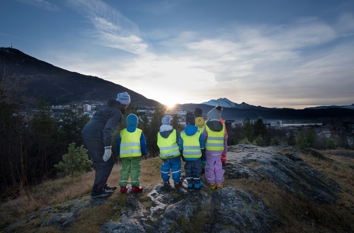 Siste gløtt av sola for i år for barn fra Rallaren barnehange, på toppen av Utsikten i Gulbransons park. Nå starter mørketiden i Narvik. Foto 7 november 2018.