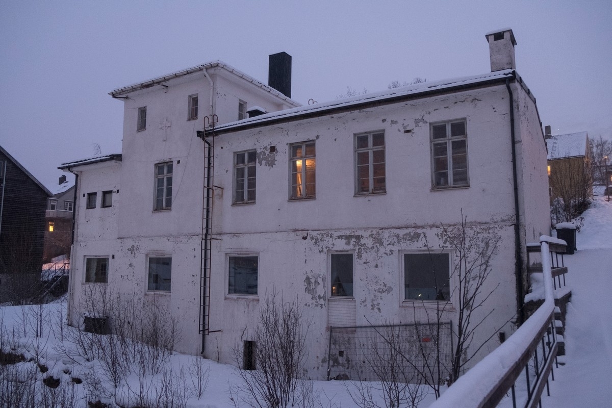 Tore Hunds gate 45 i Narvik. Tidligere kirke mm. Skal etter planen rives for å gi plass til leilighetskompleks. Foto 11 des 2019.