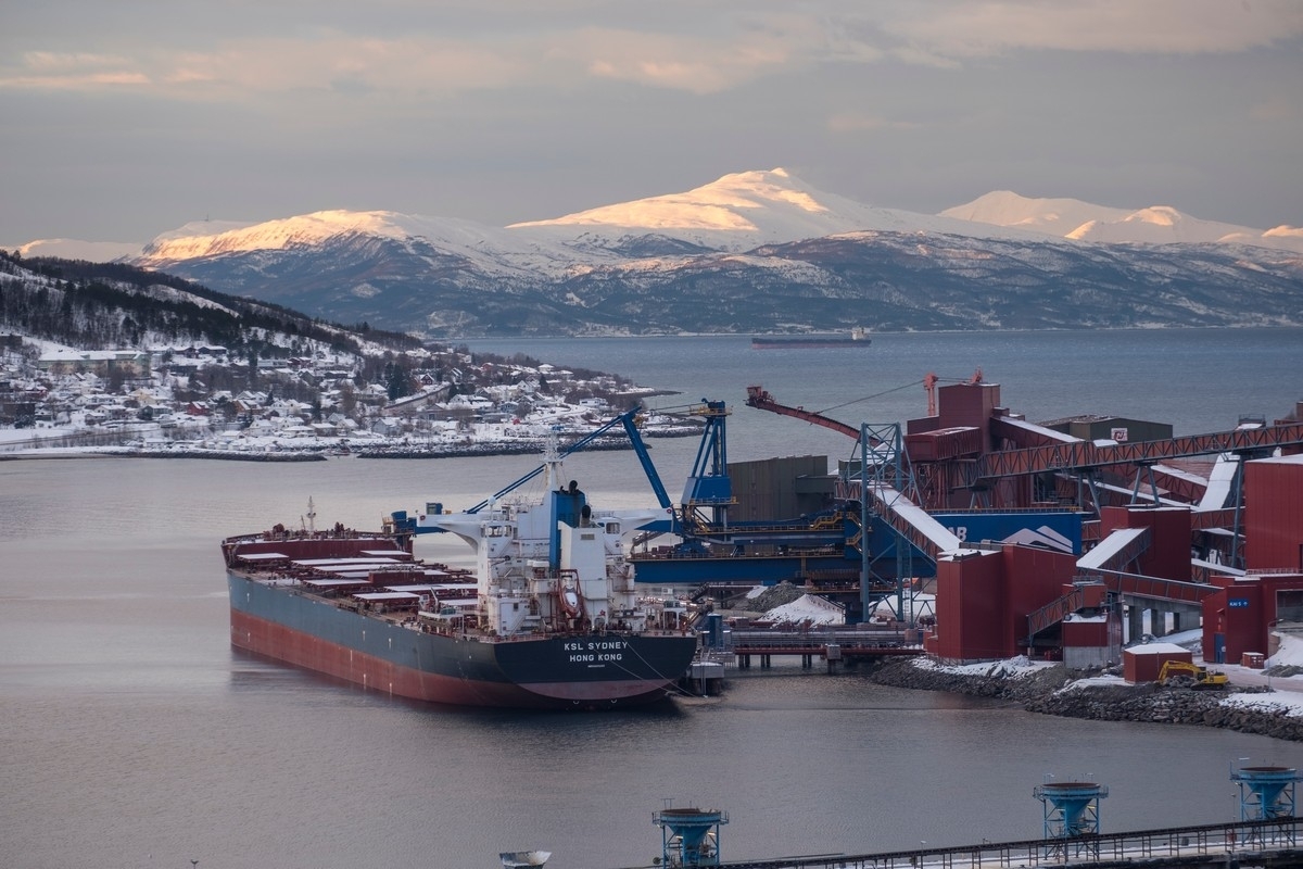 LKABs utskipningsanlegg, skip laster ved kai 7. Sola på fjelltoppene, 31. januar 2020   Om en ukes tid skal sola skinne i sentrum av Narvik, og dermed er mørketiden over.