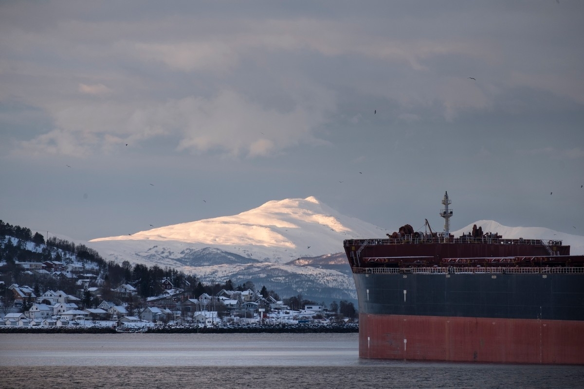 Del av malmskip som laster hos LKAB I Narvik. Litt av Ankenes i bakgrunnen. Sola på fjelltoppene, 31. januar 2020    Om en ukes tid skal sola skinne i sentrum av Narvik, og dermed er mørketiden over.