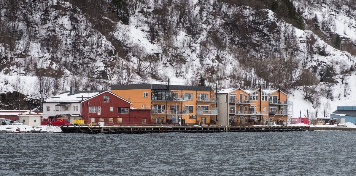 Narvik havn. Hus langs Fagernesveien. "Stormflo 11. februar 2020". Det var et kraftig lavtrykk og fullmåne, men varselet om stormflo slo ikke til i særlig grad.