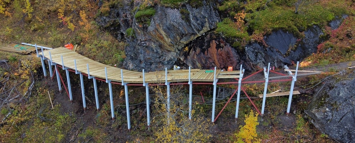 Sikring av gangvei i Tøttadalen. Stålkonstruyksjon og dekke for gangbru på vei inn Tøttadalen, like før Pumpvann. Narvik skiklubb står bak. Foto pr 26. sept 2020.