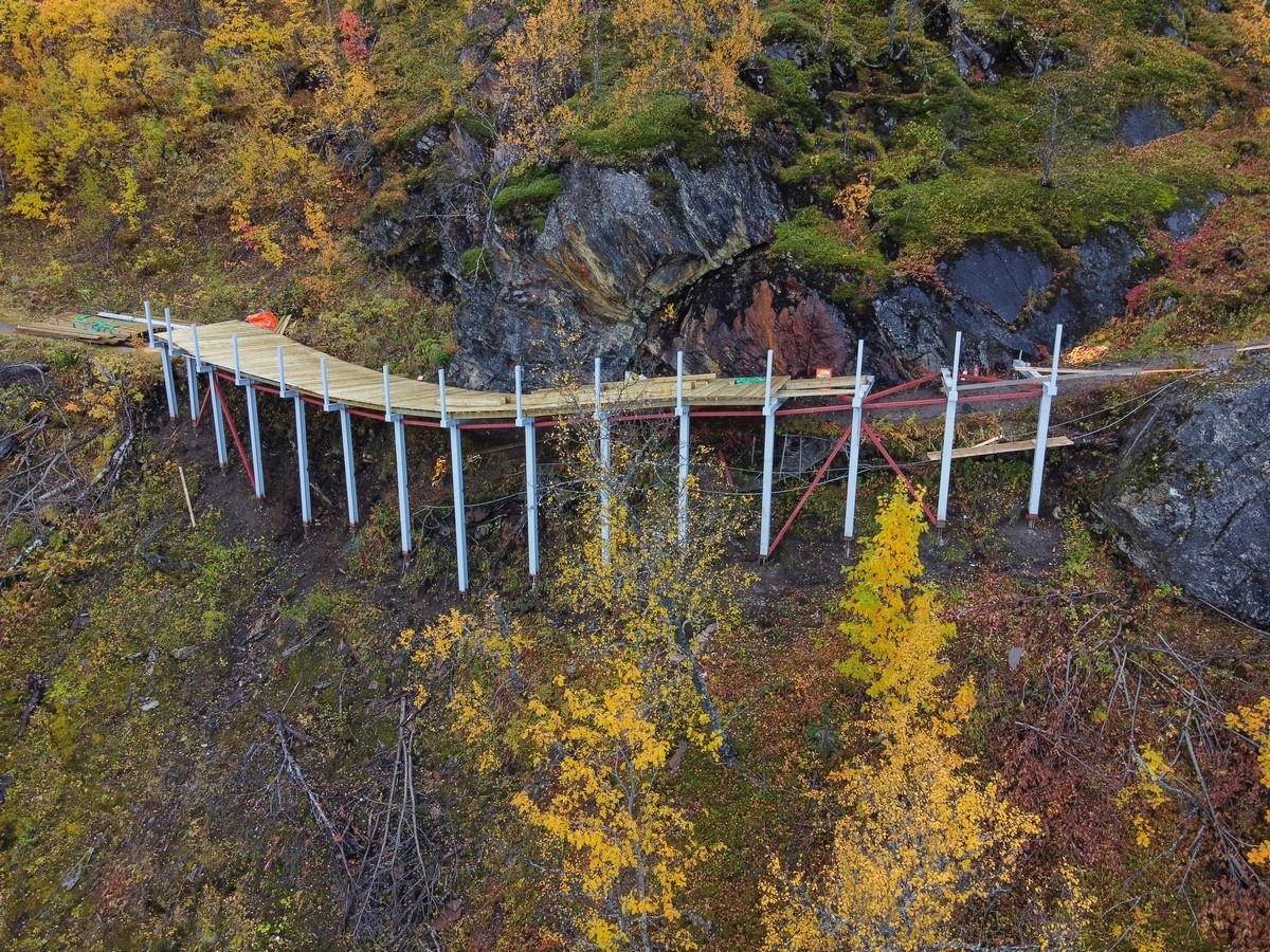 Snart ferdig med å sikre gangveien. Stålkonstruyksjon og dekke for gangbru på vei inn Tøttadalen, like før Pumpvann. Narvik skiklubb står bak. Foto pr 26. sept 2020.