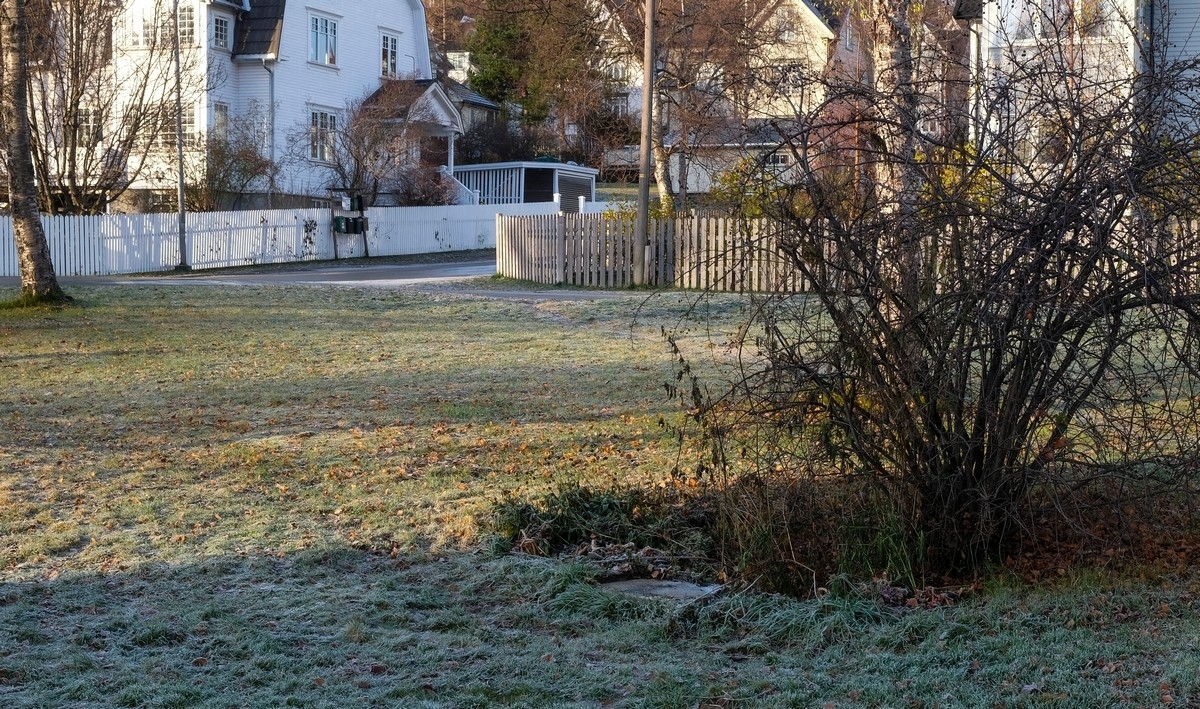 Sør for Narvik kirke: Tom plass etter at statuen av Peter Nordsjø ble fjernet, trolig pga nært forestående arbeider med rundkjøring for vei ned til "Bolagstunnelen".  Foto 28. okt 2020.