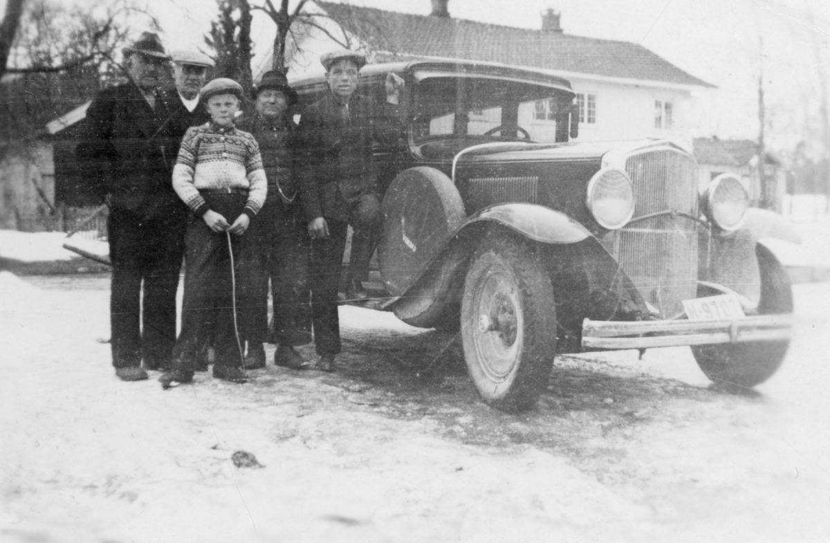 Personar med bil ved Løvlund i 1942.  På bilde nr. 1 (Tre kvinner framfor): Frå høgre Aslaug Folkestad Glenna, Ragna Glenna Eilefsen, tredje person ukjent.