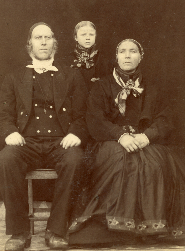 Familiefoto av Halvor Torstveit, Bergit (Bella) og Anne Torstveit (f. Grivi).
