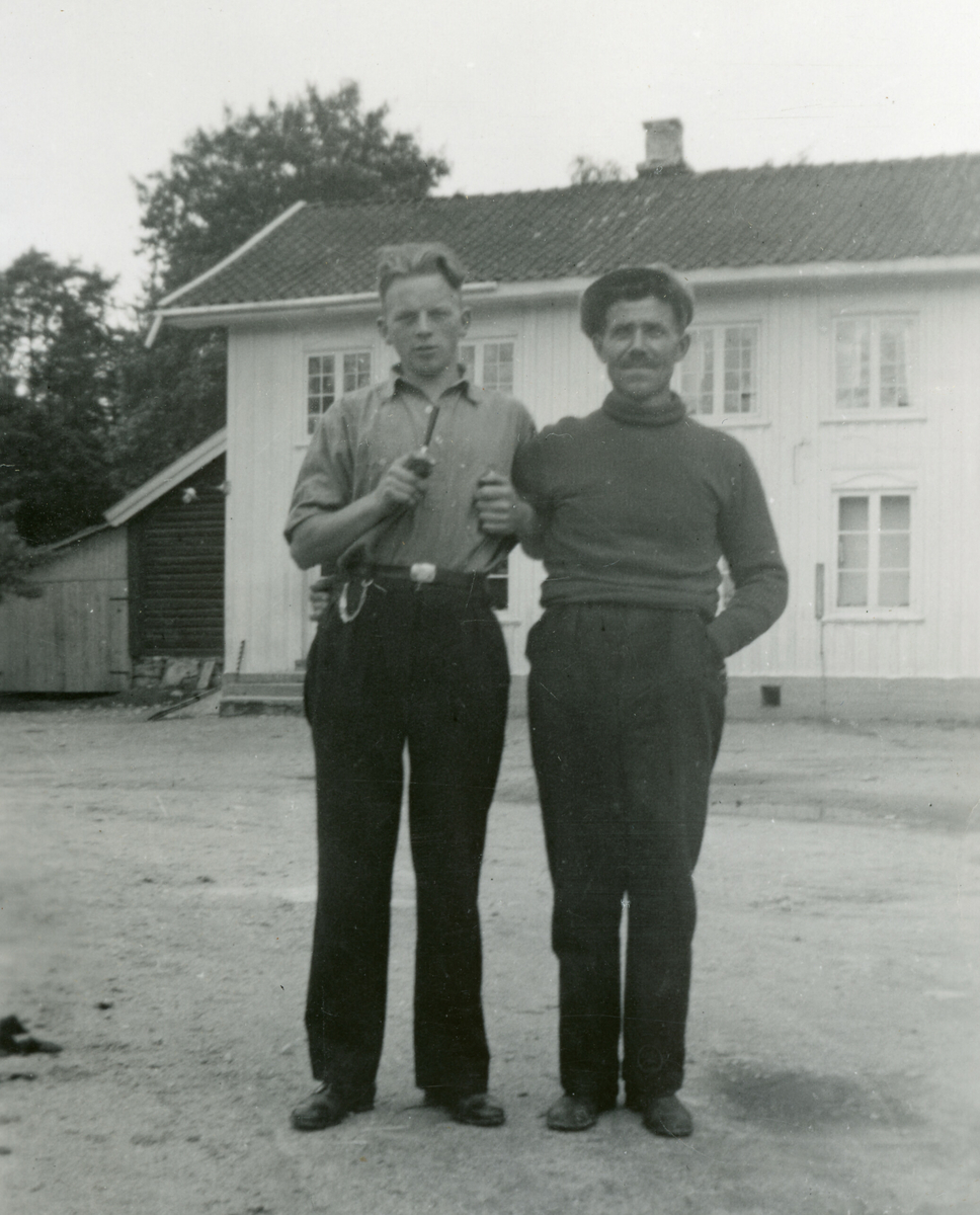 Personar med bil ved Løvlund i 1942.  På bilde nr. 1 (Tre kvinner framfor): Frå høgre Aslaug Folkestad Glenna, Ragna Glenna Eilefsen, tredje person ukjent.