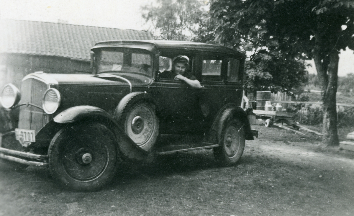 Personar med bil ved Løvlund i 1942.  På bilde nr. 1 (Tre kvinner framfor): Frå høgre Aslaug Folkestad Glenna, Ragna Glenna Eilefsen, tredje person ukjent.