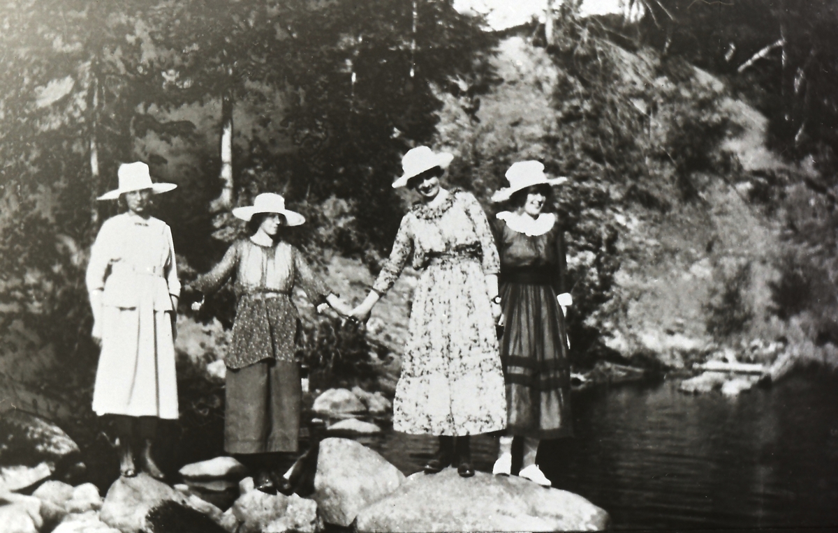 Rønningsfossen i Ljøterudkroken. Søsterene Muggerud på landtur.
Fra v: Hilda Otilie f.1904 g.m. Arthur Skullestad, Thora f.1898 g.m. Kristian Kongsgård, Anna (1893-1982) g.m. Nils Hillestad og Ingeborg Kristine f. 1900 g.m. Albert Knutsen. Fossene er til høyre utenfor bildet På stedet bildet er tatt går det bru over elva i dag.