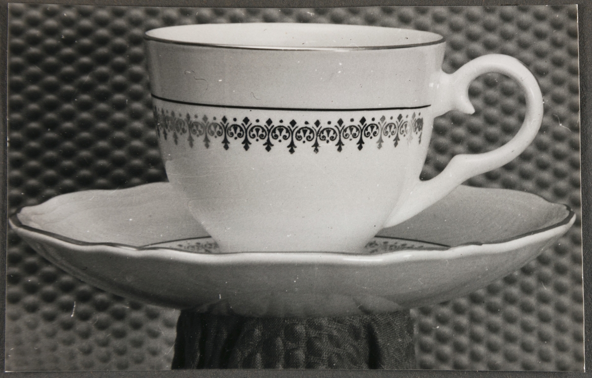 Kaffe- og middagsserviset med dekor "Dukat" på modell "Bygdøy", produsert av Stavangerflint A/S.
