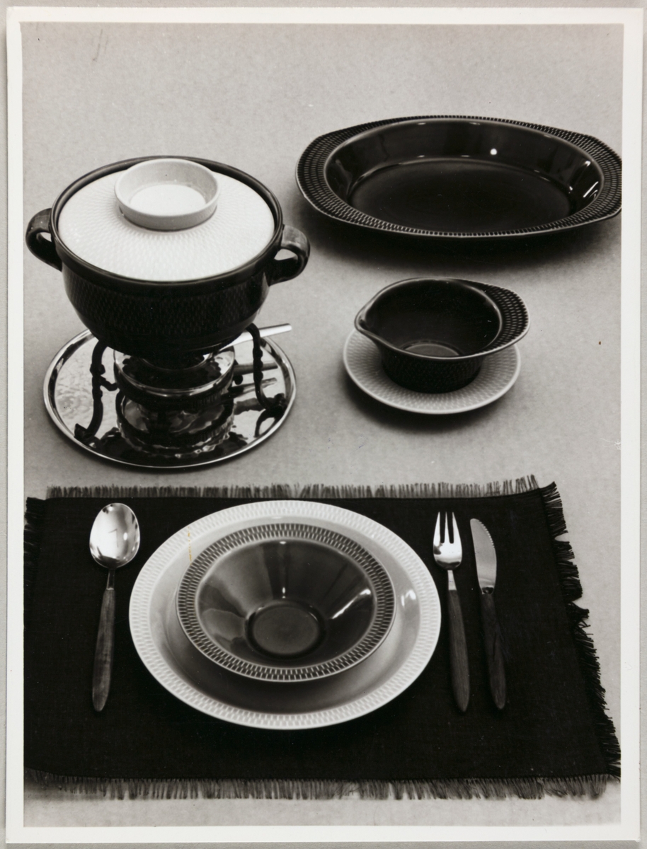 Reklamefoto av serviset "Brunette" fra Stavangerflint A/S. Borddekningen viser en tallerken og skål, sausenebb, gryte og fat. På de andre bildene er det dekket til te og kaffe med kopper, tekanne, fløtemugge og sukkerskål.