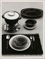 Reklamefoto av serviset "Brunette" fra Stavangerflint A/S. B