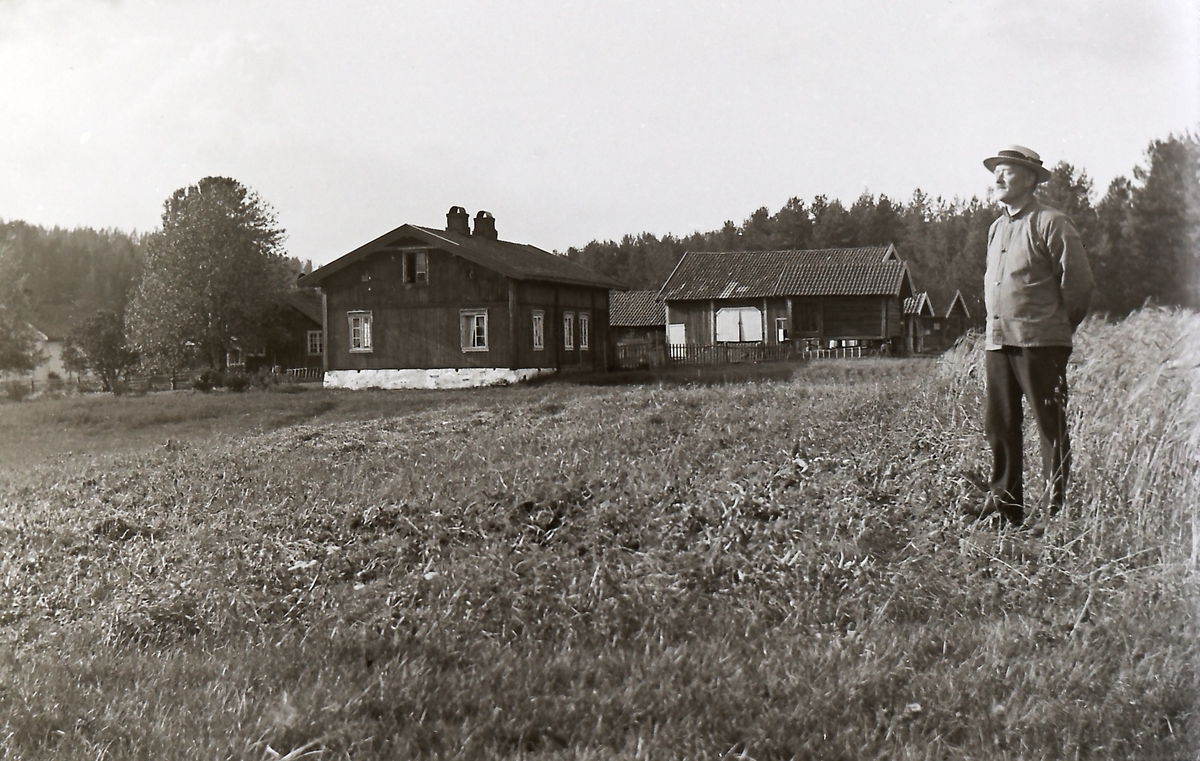 Til venstre skimtes gården Moen. Ole Laugerud (1868-1945) og gård Ruud.