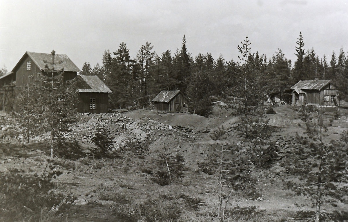 Den gamle Kisgruva. Huset til høyre er Sakkerhuset (Arbeidsbolig) huset tl venstre Kranhuset (Lahuset). Der sto en kran som heiste malmen opp fra gruva. Huset i midten er smia. Gruva nedlagt i 1917.
Sakkerhuset ble kjøpt av Gullik eller Ole Veamyr og satt opp på den øverste av Kisgruveplassene. Det står der fortsatt.