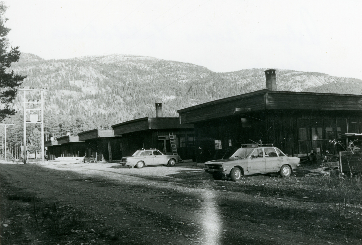 Bygningar med bilar framfor, Asbjørn Buens hyttefabrikk, Herremo, 1981