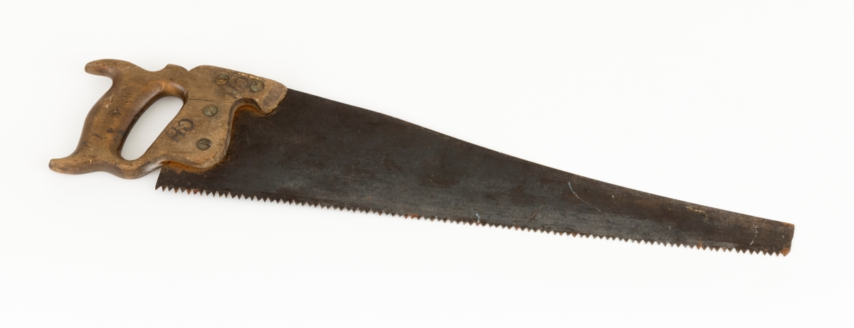 Sag, såkalt bladsag, brukt i snekkerarbeid. Saga er 64,5 centimeter lang, målt fra et punkt midt imellom handtakets ytterender og bladets ytterende. Bladet er snaut 55 centimeter lagt. Det er cirka 13,5 centimeter bredt i den bakre enden og 3,4 centimeter bredt i den fremre enden. Tannlinja er 54,5 centimeter lang og rettlinjet. Saga har 98 tenner som er cirka 0,4 centimeter lange. Den bakre halvdelen av bladryggen har en liten konveks krumning. Stålet i bladet (klingen) er om lag 0,1 centimeter tjukt. Saga har et trehandtak med et spor som den bakre enden av bladet er felt inn i og festet ved hjelp av fire gjennombrutte messingskruer. I den bakenforliggende delen av handtaket er det et ovalt hull til å gripe i og aller bakerst er det to bakovervendte «horn», hvorav det ene gav støtte til kløfta mellom tommelfinger og pekefinger. Handtaket har også ei lita, sirkelrund messingplate med innskriftetn «WARRANTED  SUPERIOR». Handtaket er også stemplet «CM», som antakelig er initialene til en tidligere eier,