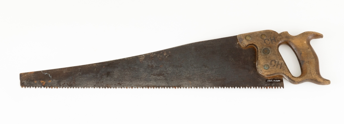 Sag, såkalt bladsag, brukt i snekkerarbeid. Saga er 64,5 centimeter lang, målt fra et punkt midt imellom handtakets ytterender og bladets ytterende. Bladet er snaut 55 centimeter lagt. Det er cirka 13,5 centimeter bredt i den bakre enden og 3,4 centimeter bredt i den fremre enden. Tannlinja er 54,5 centimeter lang og rettlinjet. Saga har 98 tenner som er cirka 0,4 centimeter lange. Den bakre halvdelen av bladryggen har en liten konveks krumning. Stålet i bladet (klingen) er om lag 0,1 centimeter tjukt. Saga har et trehandtak med et spor som den bakre enden av bladet er felt inn i og festet ved hjelp av fire gjennombrutte messingskruer. I den bakenforliggende delen av handtaket er det et ovalt hull til å gripe i og aller bakerst er det to bakovervendte «horn», hvorav det ene gav støtte til kløfta mellom tommelfinger og pekefinger. Handtaket har også ei lita, sirkelrund messingplate med innskriftetn «WARRANTED  SUPERIOR». Handtaket er også stemplet «CM», som antakelig er initialene til en tidligere eier,