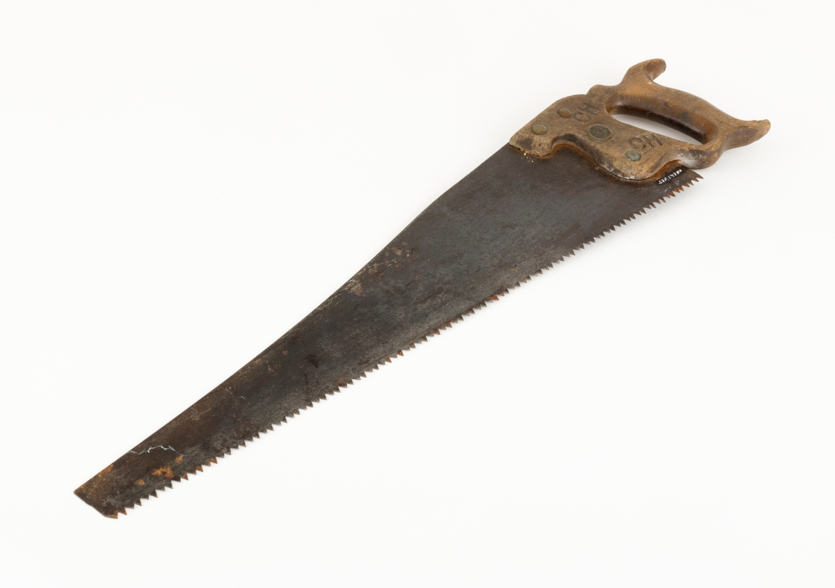 Sag, såkalt bladsag, brukt i snekkerarbeid. Saga er 64,5 centimeter lang, målt fra et punkt midt imellom handtakets ytterender og bladets ytterende. Bladet er snaut 55 centimeter lagt. Det er cirka 13,5 centimeter bredt i den bakre enden og 3,4 centimeter bredt i den fremre enden. Tannlinja er 54,5 centimeter lang og rettlinjet. Saga har 98 tenner som er cirka 0,4 centimeter lange. Den bakre halvdelen av bladryggen har en liten konveks krumning. Stålet i bladet (klingen) er om lag 0,1 centimeter tjukt. Saga har et trehandtak med et spor som den bakre enden av bladet er felt inn i og festet ved hjelp av fire gjennombrutte messingskruer. I den bakenforliggende delen av handtaket er det et ovalt hull til å gripe i og aller bakerst er det to bakovervendte «horn», hvorav det ene gav støtte til kløfta mellom tommelfinger og pekefinger. Handtaket har også ei lita, sirkelrund messingplate med innskriftetn «WARRANTED  SUPERIOR». Handtaket er også stemplet «CM», som antakelig er initialene til en tidligere eier,