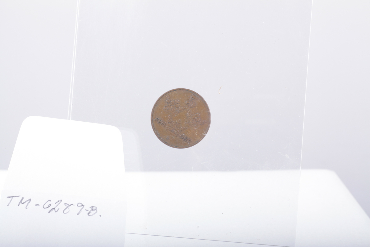 Mynter, 2 av sølv, 1 av jern og resten av kopper
1 5 øre, Haakon 7 1929
5 5 ører Oscar II 1875,76,99,99,1902
1 5 øre Gustav V 1925
3 1-skilling,1816,20 CarlXIII, Carl Johan
10 2 ører 1877 , 77,77.84, 84, 89, 97, 1902 ,02, 00
1 2øre Haakon VII 1906
1 2 øre Gustav V 1928
1 marks 1949
1 skilling Carl XV 1870
1 skilling Carl Johan 1840
1 1/2 skilling 1867 Carl XV
1 1 øre Oscar II 1899
1 1 øre Haakon VII 1921
1 25 øre Oscar II 1898
1 1 skilling dansk 1782, christian VII myntverdien er slipt vekk, det er istedet inngravert navnet Sanne, brukt til et smykke, hull i øvre kant