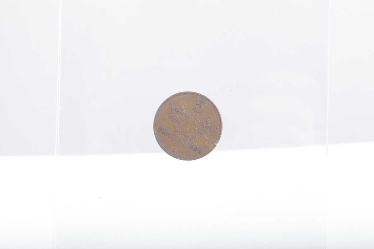 Mynter, 2 av sølv, 1 av jern og resten av kopper
1 5 øre, Haakon 7 1929
5 5 ører Oscar II 1875,76,99,99,1902
1 5 øre Gustav V 1925
3 1-skilling,1816,20 CarlXIII, Carl Johan
10 2 ører 1877 , 77,77.84, 84, 89, 97, 1902 ,02, 00
1 2øre Haakon VII 1906
1 2 øre Gustav V 1928
1 marks 1949
1 skilling Carl XV 1870
1 skilling Carl Johan 1840
1 1/2 skilling 1867 Carl XV
1 1 øre Oscar II 1899
1 1 øre Haakon VII 1921
1 25 øre Oscar II 1898
1 1 skilling dansk 1782, christian VII myntverdien er slipt vekk, det er istedet inngravert navnet Sanne, brukt til et smykke, hull i øvre kant