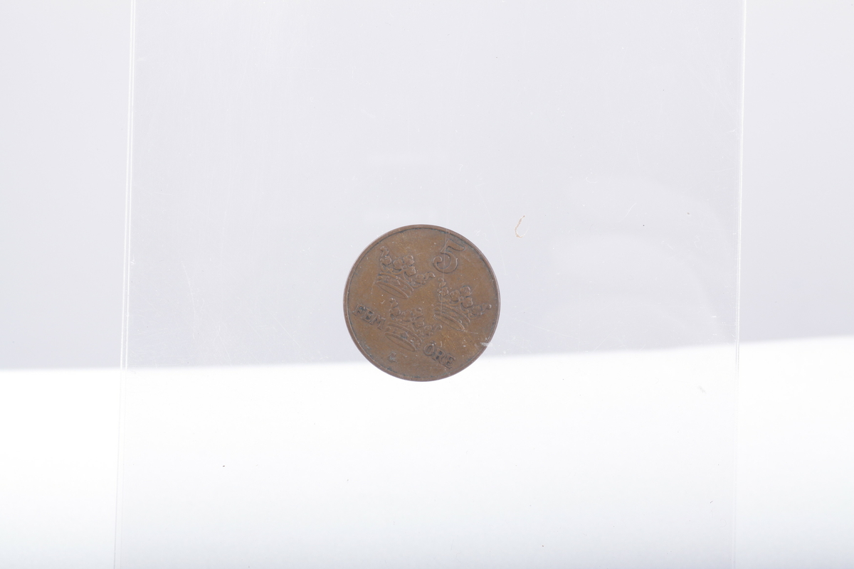 Mynter, 2 av sølv, 1 av jern og resten av kopper
1 5 øre, Haakon 7 1929
5 5 ører Oscar II 1875,76,99,99,1902
1 5 øre Gustav V 1925
3 1-skilling,1816,20 CarlXIII, Carl Johan
10 2 ører 1877 , 77,77.84, 84, 89, 97, 1902 ,02, 00
1 2øre Haakon VII 1906
1 2 øre Gustav V 1928
1 marks 1949
1 skilling Carl XV 1870
1 skilling Carl Johan 1840
1 1/2 skilling 1867 Carl XV
1 1 øre Oscar II 1899
1 1 øre Haakon VII 1921
1 25 øre Oscar II 1898
1 1 skilling dansk 1782, christian VII myntverdien er slipt vekk, det er istedet inngravert navnet Sanne, brukt til et smykke, hull i øvre kant