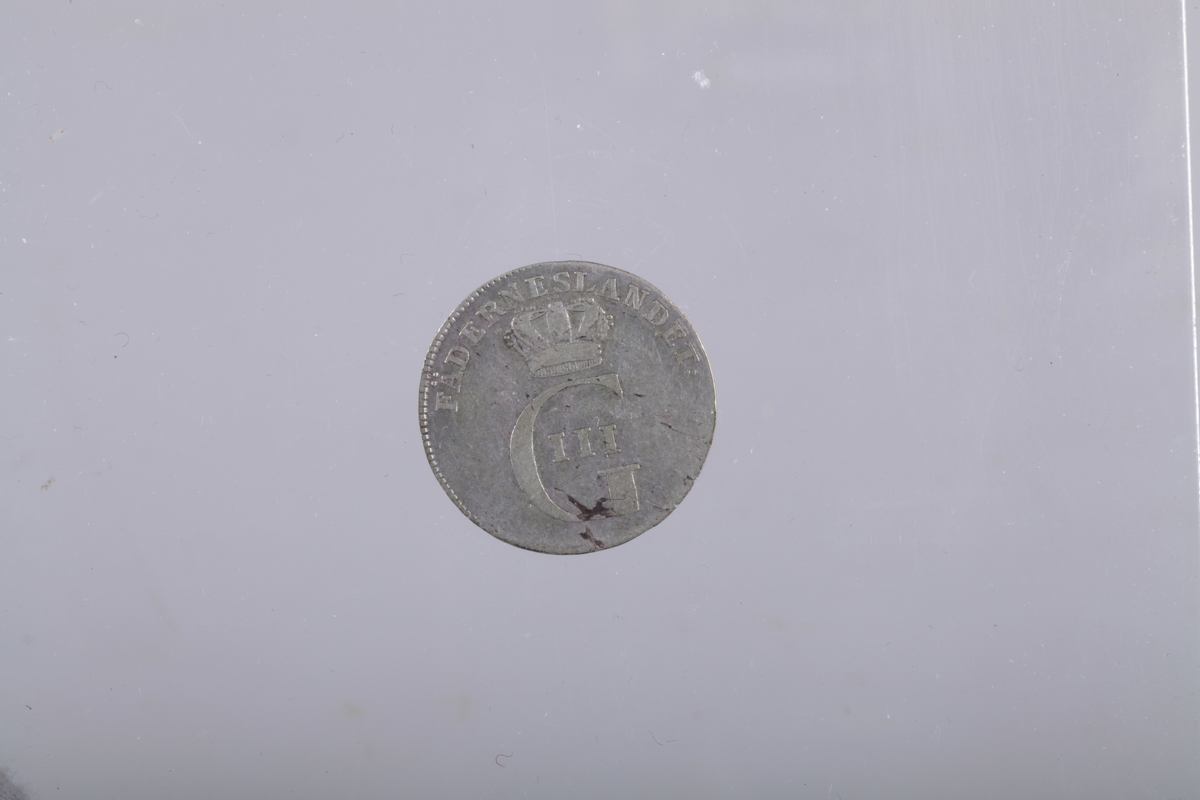 Svensk 16 øre 1773, Forsiden: Stor G (Gustav III) med romertallet III inni og kongekrone oppå,  Rest av opphøyet kant med små rifler innenfor. baksiden: sirkelrundt bueformet våpenskjold med 3 kroner, kongekrone på toppen, rundt skjoldet ordenskjede med stjerneformet ordenssymbol. rest av opphøyet kant med små rifler innenfor.