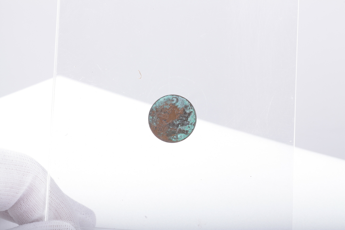 Mynter, 2 av sølv, 1 av jern og resten av kopper
1 5 øre, Haakon 7 1929
5 5 ører Oscar II 1875,76,99,99,1902
1 5 øre Gustav V 1925
3 1-skilling,1816,20 CarlXIII, Carl Johan
10 2 ører 1877 , 77,77.84, 84, 89, 97, 1902 ,02, 00
1 2øre Haakon VII 1906
1 2 øre Gustav V 1928
1 marks 1949
1 skilling Carl XV 1870
1 skilling Carl Johan 1840
1 1/2 skilling 1867 Carl XV
1 1 øre Oscar II 1899
1 1 øre Haakon VII 1921
1 25 øre Oscar II 1898
1 1 skilling dansk 1782, christian VII myntverdien er slipt vekk, det er istedet inngravert navnet Sanne, brukt til et smykke, hull i øvre kant