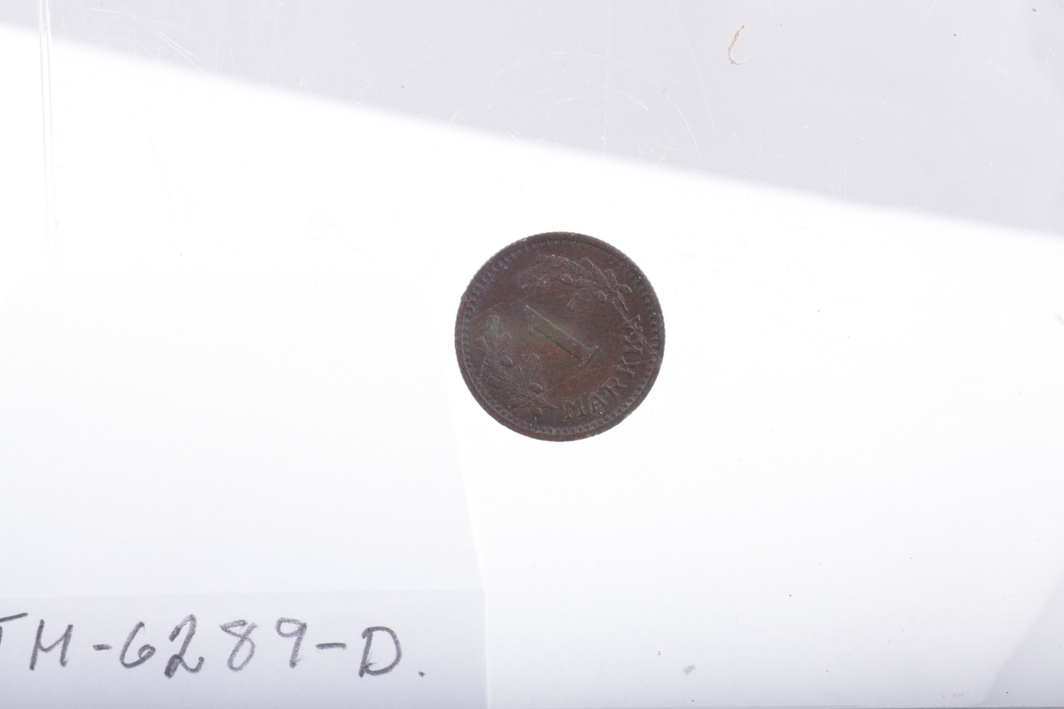 Mynter, 2 av sølv, 1 av jern og resten av kopper
1 5 øre, Haakon 7 1929
5 5 ører Oscar II 1875,76,99,99,1902
1 5 øre Gustav V 1925
3 1-skilling,1816,20 CarlXIII, Carl Johan
10 2 ører 1877 , 77,77.84, 84, 89, 97, 1902 ,02, 00
1 2øre Haakon VII 1906
1 2 øre Gustav V 1928
1 marks 1949
1 skilling Carl XV 1870
1 skilling Carl Johan 1840
1 1/2 skilling 1867 Carl XV
1 1 øre Oscar II 1899
1 1 øre Haakon VII 1921
1 25 øre Oscar II 1898
1 1 skilling dansk 1782, christian VII myntverdien er slipt vekk, det er istedet inngravert navnet Sanne, brukt til et smykke, hull i øvre kant