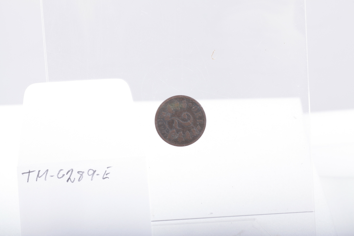 Mynter, 2 av sølv, 1 av jern og resten av kopper
1 5 øre, Haakon 7 1929
5 5 ører Oscar II 1875,76,99,99,1902
1 5 øre Gustav V 1925
3 1-skilling,1816,20 CarlXIII, Carl Johan
10 2 ører 1877 , 77,77.84, 84, 89, 97, 1902 ,02, 00
1 2øre Haakon VII 1906
1 2 øre Gustav V 1928
1 marks 1949
1 skilling Carl XV 1870
1 skilling Carl Johan 1840
1 1/2 skilling 1867 Carl XV
1 1 øre Oscar II 1899
1 1 øre Haakon VII 1921
1 25 øre Oscar II 1898
1 1 skilling dansk 1782, christian VII myntverdien er slipt vekk, det er istedet inngravert navnet Sanne, brukt til et smykke, hull i øvre kant
