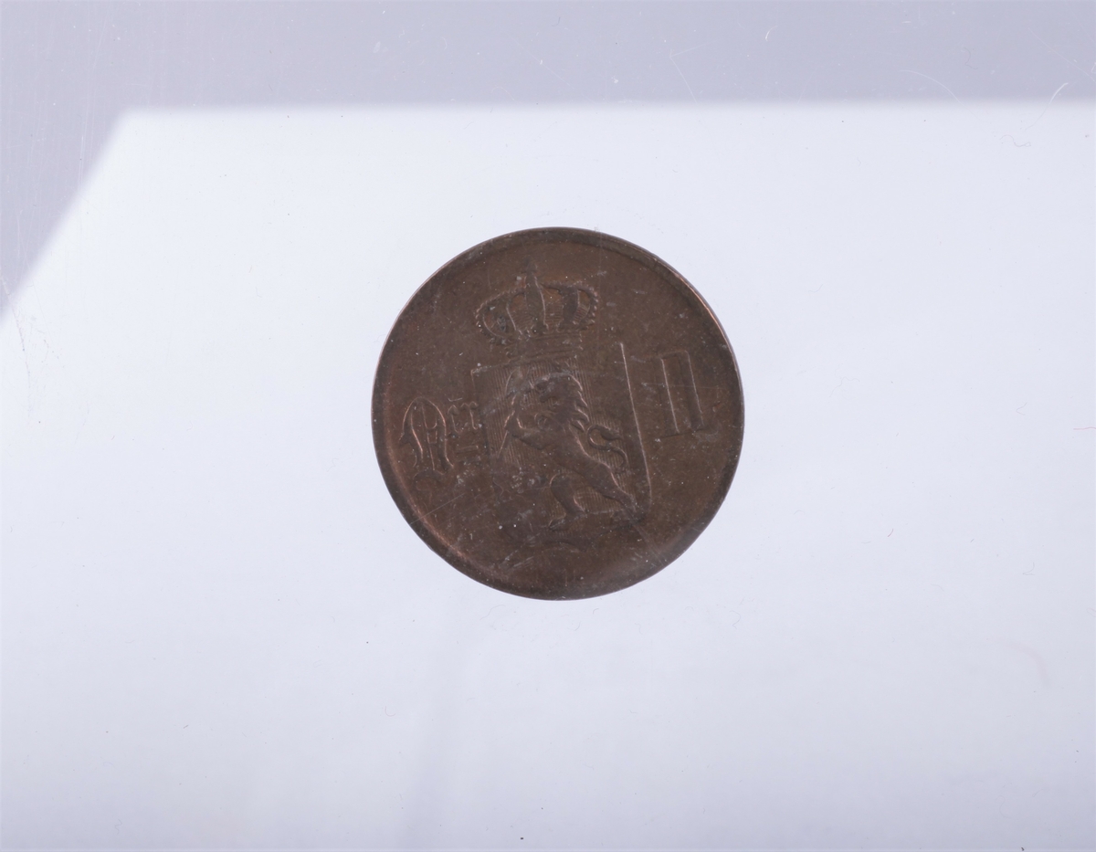 7 mynter, 1 5-øre fra 1899, Oscar II, kopper, 
1 shilling fra 1836, Carl Johan , kopper
 1/2 shilling 1836 Carl Johan, kopper
1/3 shilling 1843, Carl X!V, kopper, Folkets Kærlek men Belønning
1 øre 1899 Carl II , kopper, 
 2 skilling 1871 Carl XV, sølv