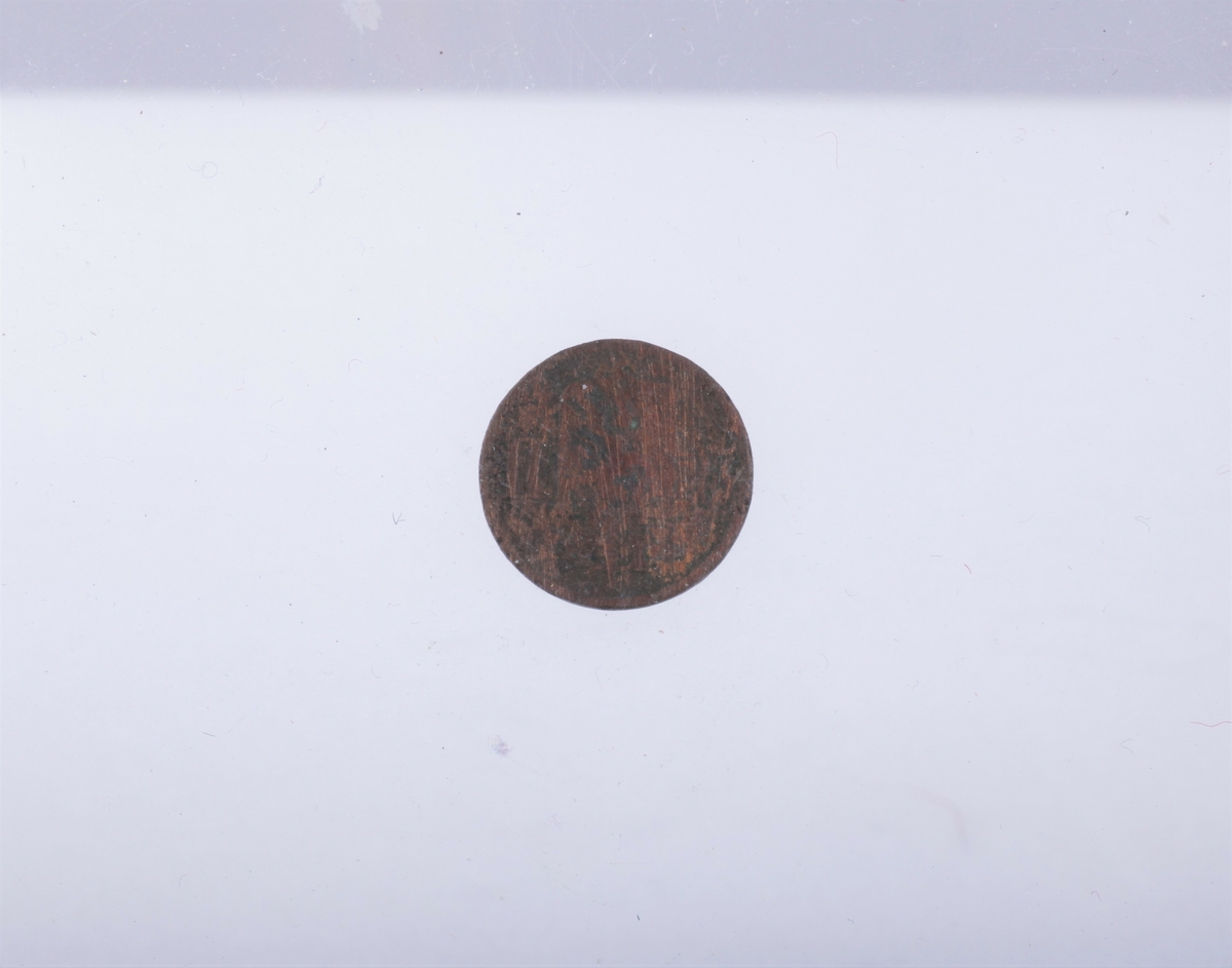 7 mynter, 1 5-øre fra 1899, Oscar II, kopper, 
1 shilling fra 1836, Carl Johan , kopper
 1/2 shilling 1836 Carl Johan, kopper
1/3 shilling 1843, Carl X!V, kopper, Folkets Kærlek men Belønning
1 øre 1899 Carl II , kopper, 
 2 skilling 1871 Carl XV, sølv