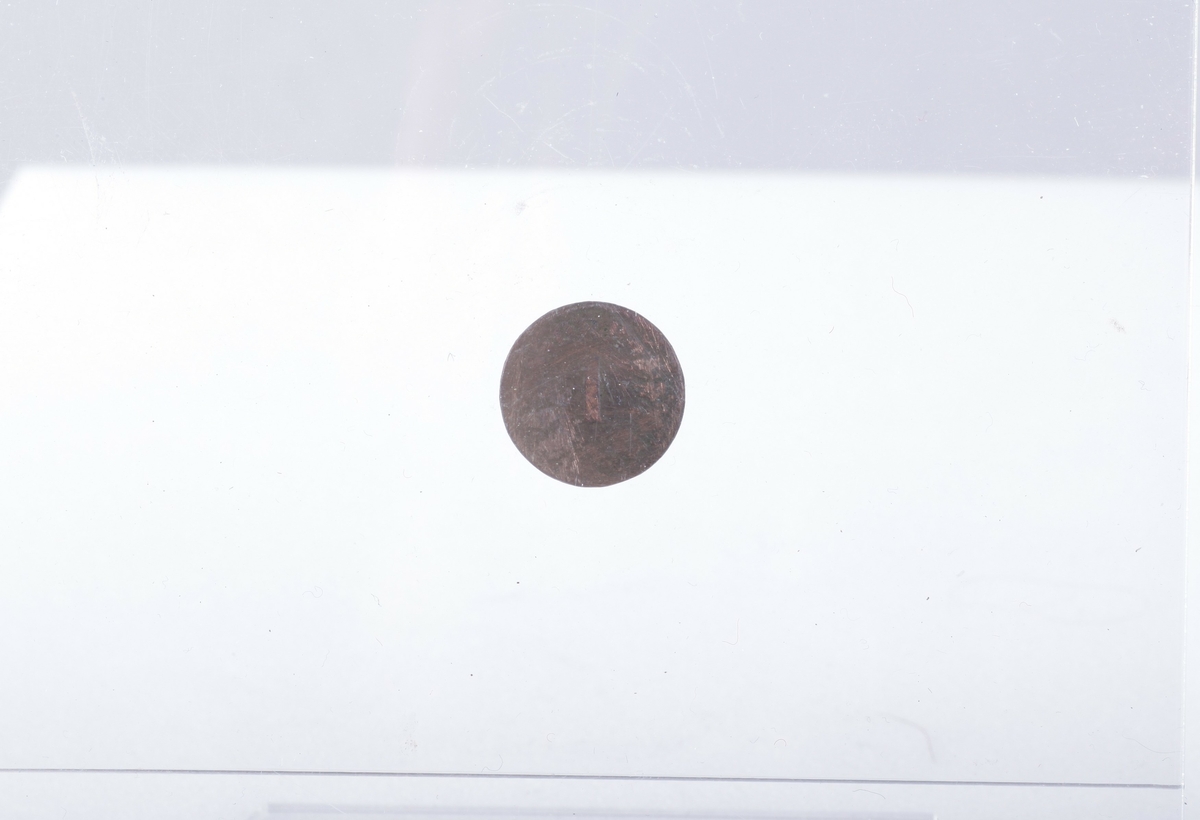 7 mynter, 1 5-øre fra 1899, Oscar II, kopper, 
1 shilling fra 1836, Carl Johan , kopper
 1/2 shilling 1836 Carl Johan, kopper
1/3 shilling 1843, Carl X!V, kopper, Folkets Kærlek men Belønning
1 øre 1899 Carl II , kopper, 
 2 skilling 1871 Carl XV, sølv