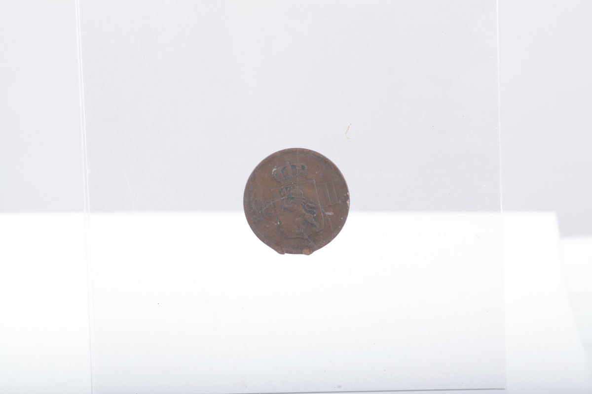 Mynter, 2 av sølv, 1 av jern og resten av kopper
1 5 øre, Haakon 7 1929
5 5 ører Oscar II 1875,76,99,99,1902
1 5 øre Gustav V 1925
3 1-skilling,1816,20 CarlXIII, Carl Johan
10 2 ører 1877 , 77,77.84, 84, 89, 97, 1902 ,02, 00
1 2øre Haakon VII 1906
1 2 øre Gustav V 1928
1 marks 1949
1 skilling Carl XV 1870
1 skilling Carl Johan 1840
1 1/2 skilling 1867 Carl XV
1 1 øre Oscar II 1899
1 1 øre Haakon VII 1921
1 25 øre Oscar II 1898
1 1 skilling dansk 1782, christian VII myntverdien er slipt vekk, det er istedet inngravert navnet Sanne, brukt til et smykke, hull i øvre kant