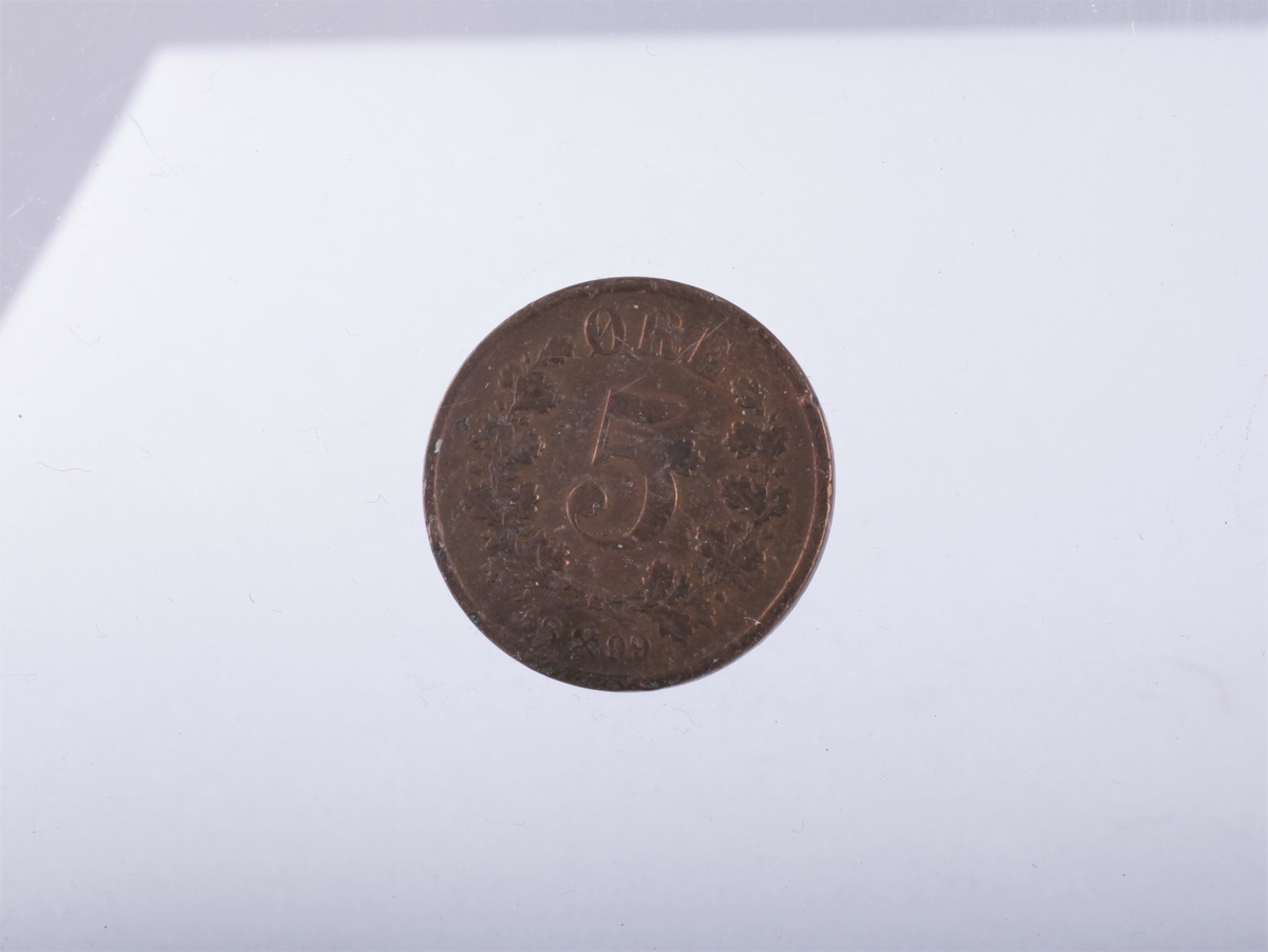 7 mynter, 1 5-øre fra 1899, Oscar II, kopper, 
1 shilling fra 1836, Carl Johan , kopper
 1/2 shilling 1836 Carl Johan, kopper
1/3 shilling 1843, Carl X!V, kopper, Folkets Kærlek men Belønning
1 øre 1899 Carl II , kopper, 
 2 skilling 1871 Carl XV, sølv