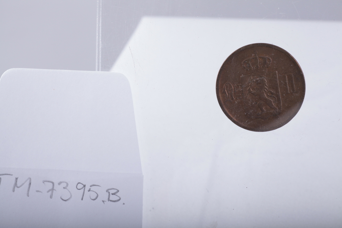 7 mynter, 1 5-øre fra 1899, Oscar II, kopper, 
1 shilling fra 1836, Carl Johan , kopper
 1/2 shilling 1836 Carl Johan, kopper
1/3 shilling 1843, Carl X!V, kopper, Folkets Kærlek men Belønning
1 øre 1899 Carl II , kopper, 
 2 skilling 1871 Carl XV, sølv