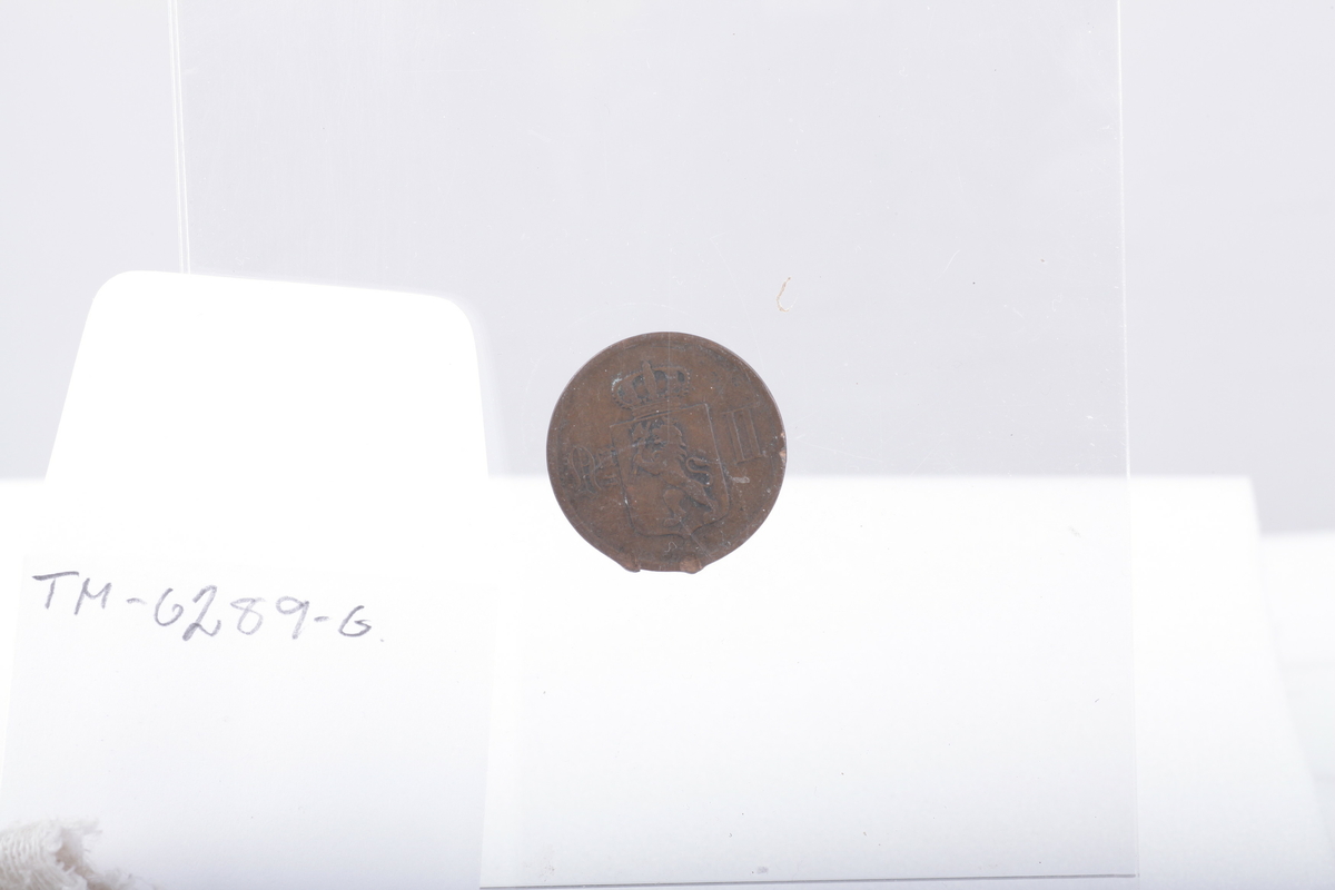 Mynter, 2 av sølv, 1 av jern og resten av kopper
1 5 øre, Haakon 7 1929
5 5 ører Oscar II 1875,76,99,99,1902
1 5 øre Gustav V 1925
3 1-skilling,1816,20 CarlXIII, Carl Johan
10 2 ører 1877 , 77,77.84, 84, 89, 97, 1902 ,02, 00
1 2øre Haakon VII 1906
1 2 øre Gustav V 1928
1 marks 1949
1 skilling Carl XV 1870
1 skilling Carl Johan 1840
1 1/2 skilling 1867 Carl XV
1 1 øre Oscar II 1899
1 1 øre Haakon VII 1921
1 25 øre Oscar II 1898
1 1 skilling dansk 1782, christian VII myntverdien er slipt vekk, det er istedet inngravert navnet Sanne, brukt til et smykke, hull i øvre kant