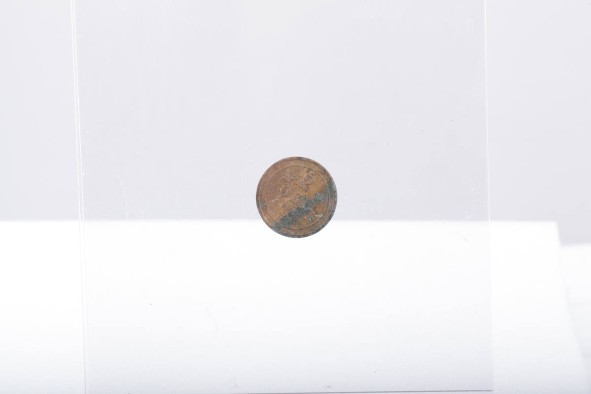 Mynter, 2 av sølv, 1 av jern og resten av kopper
1 5 øre, Haakon 7 1929
5 5 ører Oscar II 1875,76,99,99,1902
1 5 øre Gustav V 1925
3 1-skilling,1816,20 CarlXIII, Carl Johan
10 2 ører 1877 , 77,77.84, 84, 89, 97, 1902 ,02, 00
1 2øre Haakon VII 1906
1 2 øre Gustav V 1928
1 marks 1949
1 skilling Carl XV 1870
1 skilling Carl Johan 1840
1 1/2 skilling 1867 Carl XV
1 1 øre Oscar II 1899
1 1 øre Haakon VII 1921
1 25 øre Oscar II 1898
1 1 skilling dansk 1782, christian VII myntverdien er slipt vekk, det er istedet inngravert navnet Sanne, brukt til et smykke, hull i øvre kant