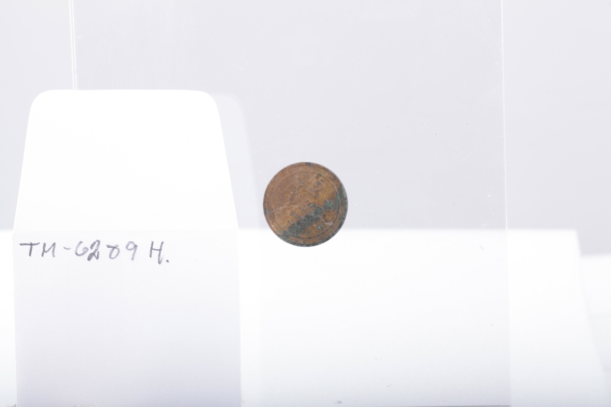 Mynter, 2 av sølv, 1 av jern og resten av kopper
1 5 øre, Haakon 7 1929
5 5 ører Oscar II 1875,76,99,99,1902
1 5 øre Gustav V 1925
3 1-skilling,1816,20 CarlXIII, Carl Johan
10 2 ører 1877 , 77,77.84, 84, 89, 97, 1902 ,02, 00
1 2øre Haakon VII 1906
1 2 øre Gustav V 1928
1 marks 1949
1 skilling Carl XV 1870
1 skilling Carl Johan 1840
1 1/2 skilling 1867 Carl XV
1 1 øre Oscar II 1899
1 1 øre Haakon VII 1921
1 25 øre Oscar II 1898
1 1 skilling dansk 1782, christian VII myntverdien er slipt vekk, det er istedet inngravert navnet Sanne, brukt til et smykke, hull i øvre kant