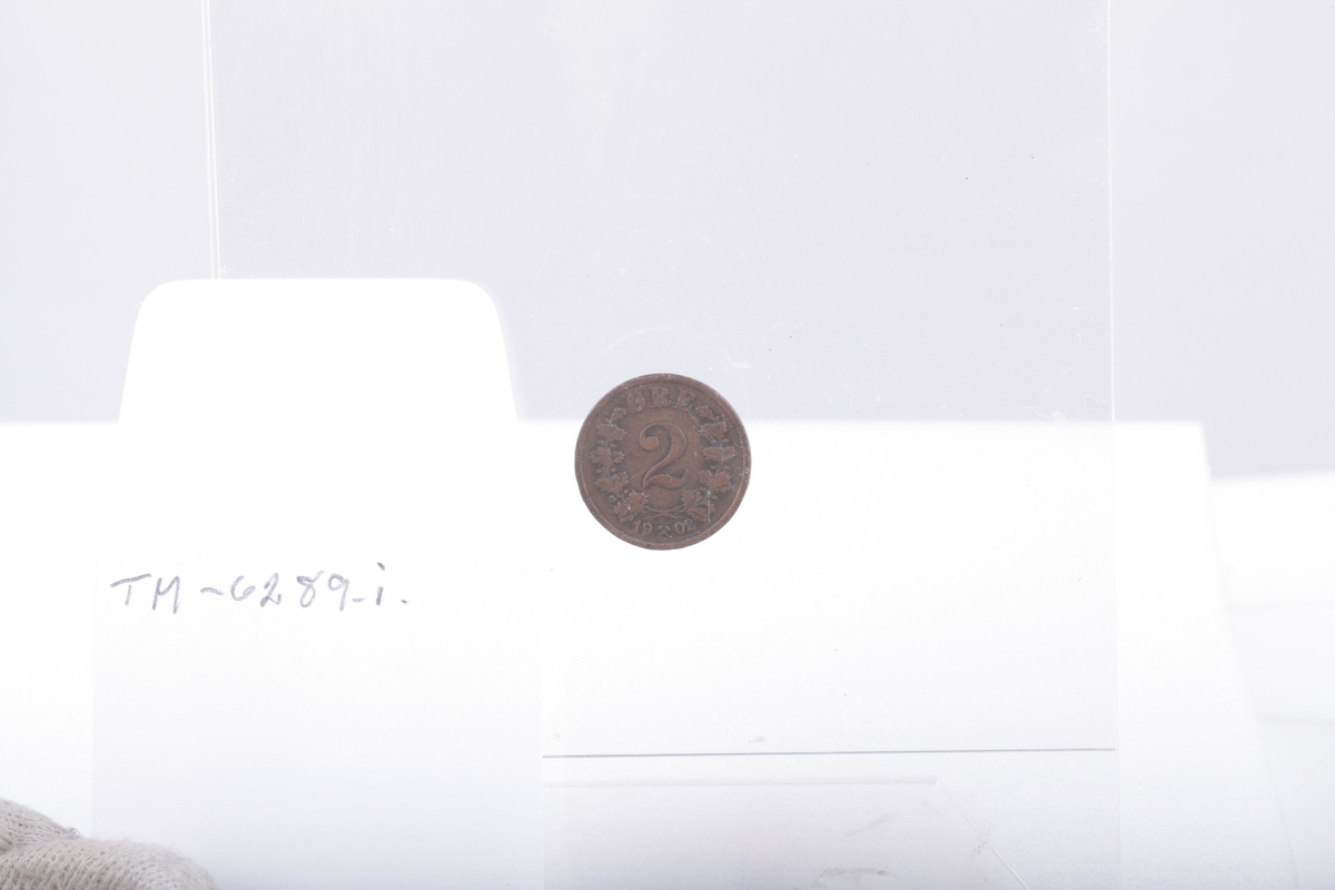 Mynter, 2 av sølv, 1 av jern og resten av kopper
1 5 øre, Haakon 7 1929
5 5 ører Oscar II 1875,76,99,99,1902
1 5 øre Gustav V 1925
3 1-skilling,1816,20 CarlXIII, Carl Johan
10 2 ører 1877 , 77,77.84, 84, 89, 97, 1902 ,02, 00
1 2øre Haakon VII 1906
1 2 øre Gustav V 1928
1 marks 1949
1 skilling Carl XV 1870
1 skilling Carl Johan 1840
1 1/2 skilling 1867 Carl XV
1 1 øre Oscar II 1899
1 1 øre Haakon VII 1921
1 25 øre Oscar II 1898
1 1 skilling dansk 1782, christian VII myntverdien er slipt vekk, det er istedet inngravert navnet Sanne, brukt til et smykke, hull i øvre kant