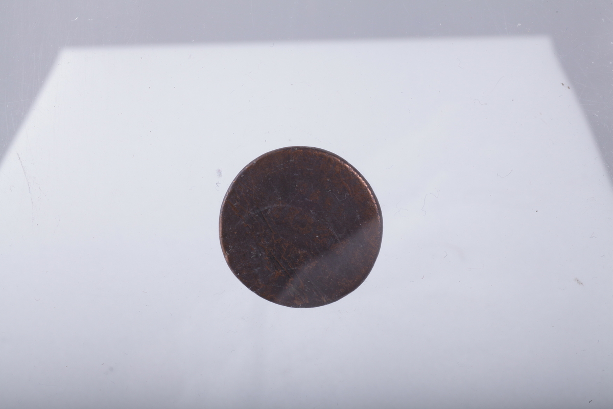 7 mynter, 1 5-øre fra 1899, Oscar II, kopper, 
1 shilling fra 1836, Carl Johan , kopper
 1/2 shilling 1836 Carl Johan, kopper
1/3 shilling 1843, Carl X!V, kopper, Folkets Kærlek men Belønning
1 øre 1899 Carl II , kopper, 
 2 skilling 1871 Carl XV, sølv