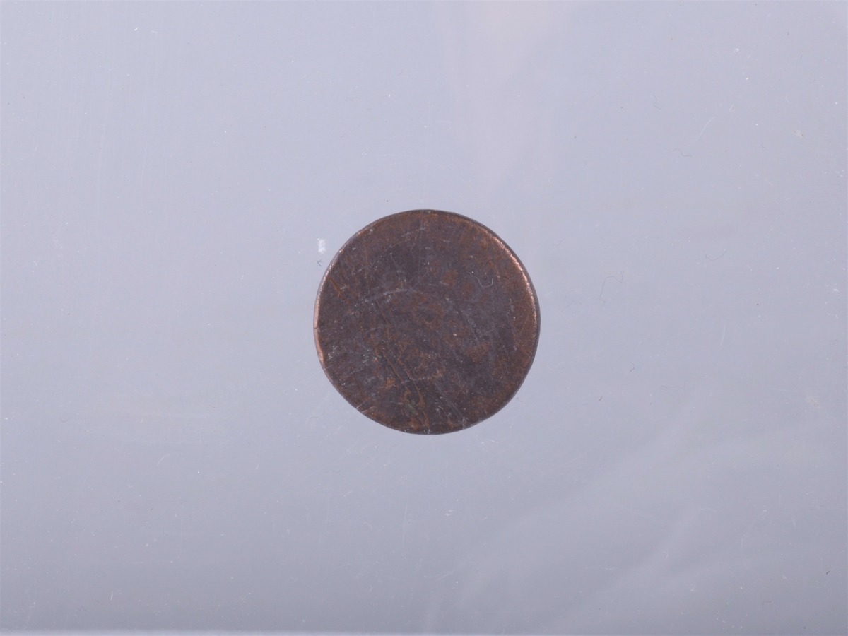 7 mynter, 1 5-øre fra 1899, Oscar II, kopper, 
1 shilling fra 1836, Carl Johan , kopper
 1/2 shilling 1836 Carl Johan, kopper
1/3 shilling 1843, Carl X!V, kopper, Folkets Kærlek men Belønning
1 øre 1899 Carl II , kopper, 
 2 skilling 1871 Carl XV, sølv
