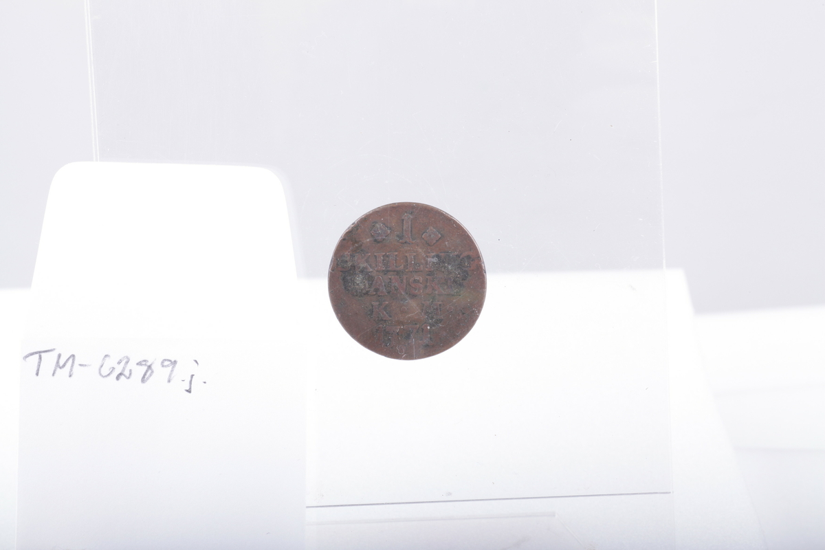 Mynter, 2 av sølv, 1 av jern og resten av kopper
1 5 øre, Haakon 7 1929
5 5 ører Oscar II 1875,76,99,99,1902
1 5 øre Gustav V 1925
3 1-skilling,1816,20 CarlXIII, Carl Johan
10 2 ører 1877 , 77,77.84, 84, 89, 97, 1902 ,02, 00
1 2øre Haakon VII 1906
1 2 øre Gustav V 1928
1 marks 1949
1 skilling Carl XV 1870
1 skilling Carl Johan 1840
1 1/2 skilling 1867 Carl XV
1 1 øre Oscar II 1899
1 1 øre Haakon VII 1921
1 25 øre Oscar II 1898
1 1 skilling dansk 1782, christian VII myntverdien er slipt vekk, det er istedet inngravert navnet Sanne, brukt til et smykke, hull i øvre kant