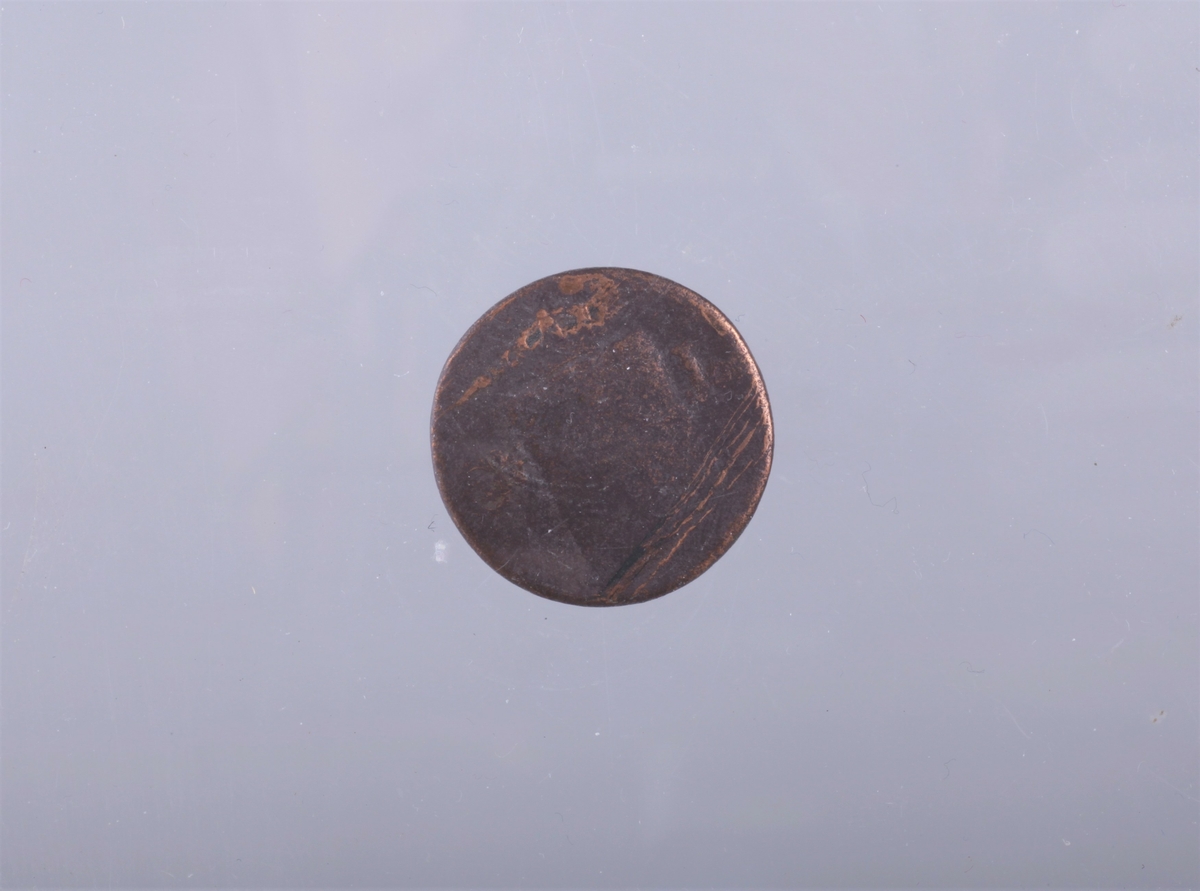 7 mynter, 1 5-øre fra 1899, Oscar II, kopper, 
1 shilling fra 1836, Carl Johan , kopper
 1/2 shilling 1836 Carl Johan, kopper
1/3 shilling 1843, Carl X!V, kopper, Folkets Kærlek men Belønning
1 øre 1899 Carl II , kopper, 
 2 skilling 1871 Carl XV, sølv