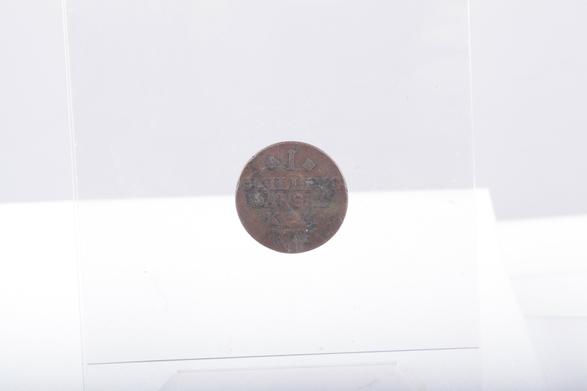 Mynter, 2 av sølv, 1 av jern og resten av kopper
1 5 øre, Haakon 7 1929
5 5 ører Oscar II 1875,76,99,99,1902
1 5 øre Gustav V 1925
3 1-skilling,1816,20 CarlXIII, Carl Johan
10 2 ører 1877 , 77,77.84, 84, 89, 97, 1902 ,02, 00
1 2øre Haakon VII 1906
1 2 øre Gustav V 1928
1 marks 1949
1 skilling Carl XV 1870
1 skilling Carl Johan 1840
1 1/2 skilling 1867 Carl XV
1 1 øre Oscar II 1899
1 1 øre Haakon VII 1921
1 25 øre Oscar II 1898
1 1 skilling dansk 1782, christian VII myntverdien er slipt vekk, det er istedet inngravert navnet Sanne, brukt til et smykke, hull i øvre kant