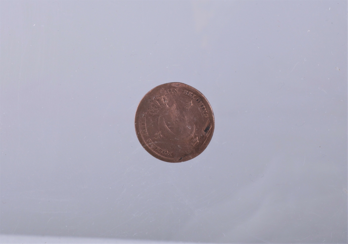 7 mynter, 1 5-øre fra 1899, Oscar II, kopper, 
1 shilling fra 1836, Carl Johan , kopper
 1/2 shilling 1836 Carl Johan, kopper
1/3 shilling 1843, Carl X!V, kopper, Folkets Kærlek men Belønning
1 øre 1899 Carl II , kopper, 
 2 skilling 1871 Carl XV, sølv