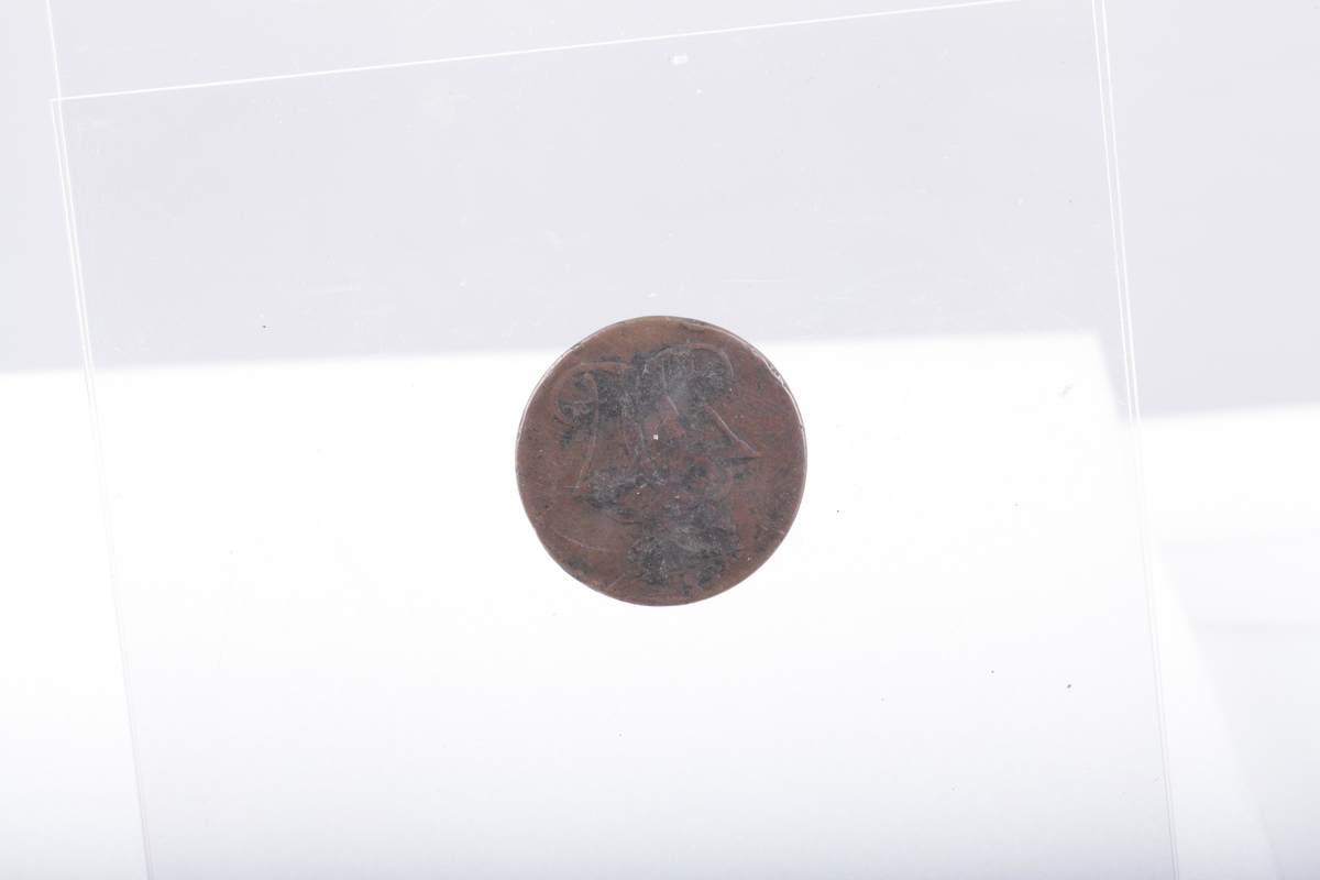 Mynter, 2 av sølv, 1 av jern og resten av kopper
1 5 øre, Haakon 7 1929
5 5 ører Oscar II 1875,76,99,99,1902
1 5 øre Gustav V 1925
3 1-skilling,1816,20 CarlXIII, Carl Johan
10 2 ører 1877 , 77,77.84, 84, 89, 97, 1902 ,02, 00
1 2øre Haakon VII 1906
1 2 øre Gustav V 1928
1 marks 1949
1 skilling Carl XV 1870
1 skilling Carl Johan 1840
1 1/2 skilling 1867 Carl XV
1 1 øre Oscar II 1899
1 1 øre Haakon VII 1921
1 25 øre Oscar II 1898
1 1 skilling dansk 1782, christian VII myntverdien er slipt vekk, det er istedet inngravert navnet Sanne, brukt til et smykke, hull i øvre kant