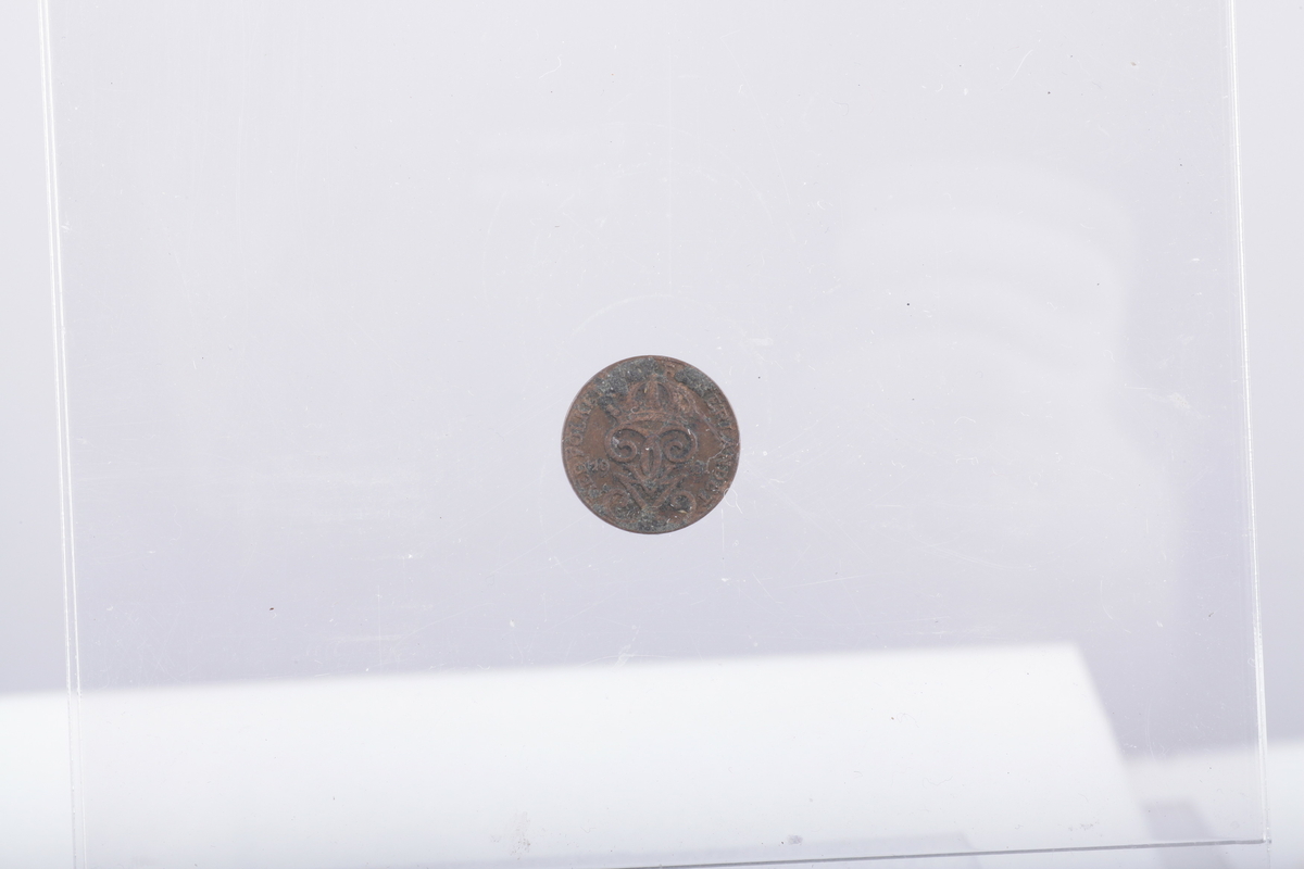 Mynter, 2 av sølv, 1 av jern og resten av kopper
1 5 øre, Haakon 7 1929
5 5 ører Oscar II 1875,76,99,99,1902
1 5 øre Gustav V 1925
3 1-skilling,1816,20 CarlXIII, Carl Johan
10 2 ører 1877 , 77,77.84, 84, 89, 97, 1902 ,02, 00
1 2øre Haakon VII 1906
1 2 øre Gustav V 1928
1 marks 1949
1 skilling Carl XV 1870
1 skilling Carl Johan 1840
1 1/2 skilling 1867 Carl XV
1 1 øre Oscar II 1899
1 1 øre Haakon VII 1921
1 25 øre Oscar II 1898
1 1 skilling dansk 1782, christian VII myntverdien er slipt vekk, det er istedet inngravert navnet Sanne, brukt til et smykke, hull i øvre kant