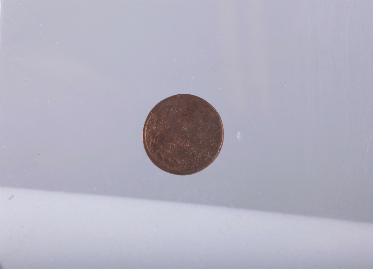 7 mynter, 1 5-øre fra 1899, Oscar II, kopper, 
1 shilling fra 1836, Carl Johan , kopper
 1/2 shilling 1836 Carl Johan, kopper
1/3 shilling 1843, Carl X!V, kopper, Folkets Kærlek men Belønning
1 øre 1899 Carl II , kopper, 
 2 skilling 1871 Carl XV, sølv