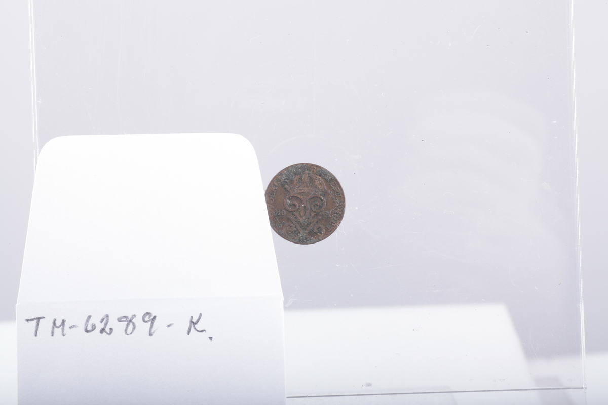 Mynter, 2 av sølv, 1 av jern og resten av kopper
1 5 øre, Haakon 7 1929
5 5 ører Oscar II 1875,76,99,99,1902
1 5 øre Gustav V 1925
3 1-skilling,1816,20 CarlXIII, Carl Johan
10 2 ører 1877 , 77,77.84, 84, 89, 97, 1902 ,02, 00
1 2øre Haakon VII 1906
1 2 øre Gustav V 1928
1 marks 1949
1 skilling Carl XV 1870
1 skilling Carl Johan 1840
1 1/2 skilling 1867 Carl XV
1 1 øre Oscar II 1899
1 1 øre Haakon VII 1921
1 25 øre Oscar II 1898
1 1 skilling dansk 1782, christian VII myntverdien er slipt vekk, det er istedet inngravert navnet Sanne, brukt til et smykke, hull i øvre kant