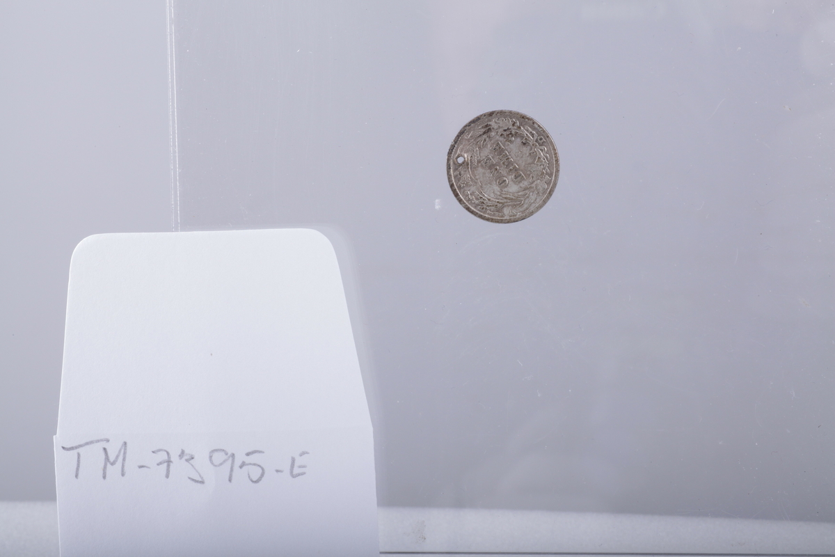 7 mynter, 1 5-øre fra 1899, Oscar II, kopper, 
1 shilling fra 1836, Carl Johan , kopper
 1/2 shilling 1836 Carl Johan, kopper
1/3 shilling 1843, Carl X!V, kopper, Folkets Kærlek men Belønning
1 øre 1899 Carl II , kopper, 
 2 skilling 1871 Carl XV, sølv